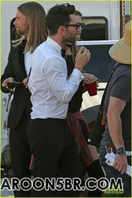 adam-levine-set-visit-behati-prinsloo-16.JPG